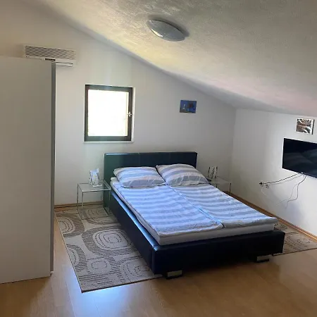 Villa Una Apartments ラビン