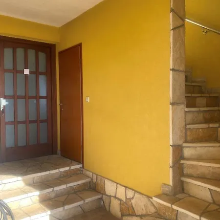 Villa Una Apartments 拉宾